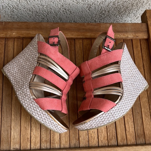 Call it Spring wedge heel platform sandals coral suede and rose gold size 7 1/2 - Picture 3 of 10